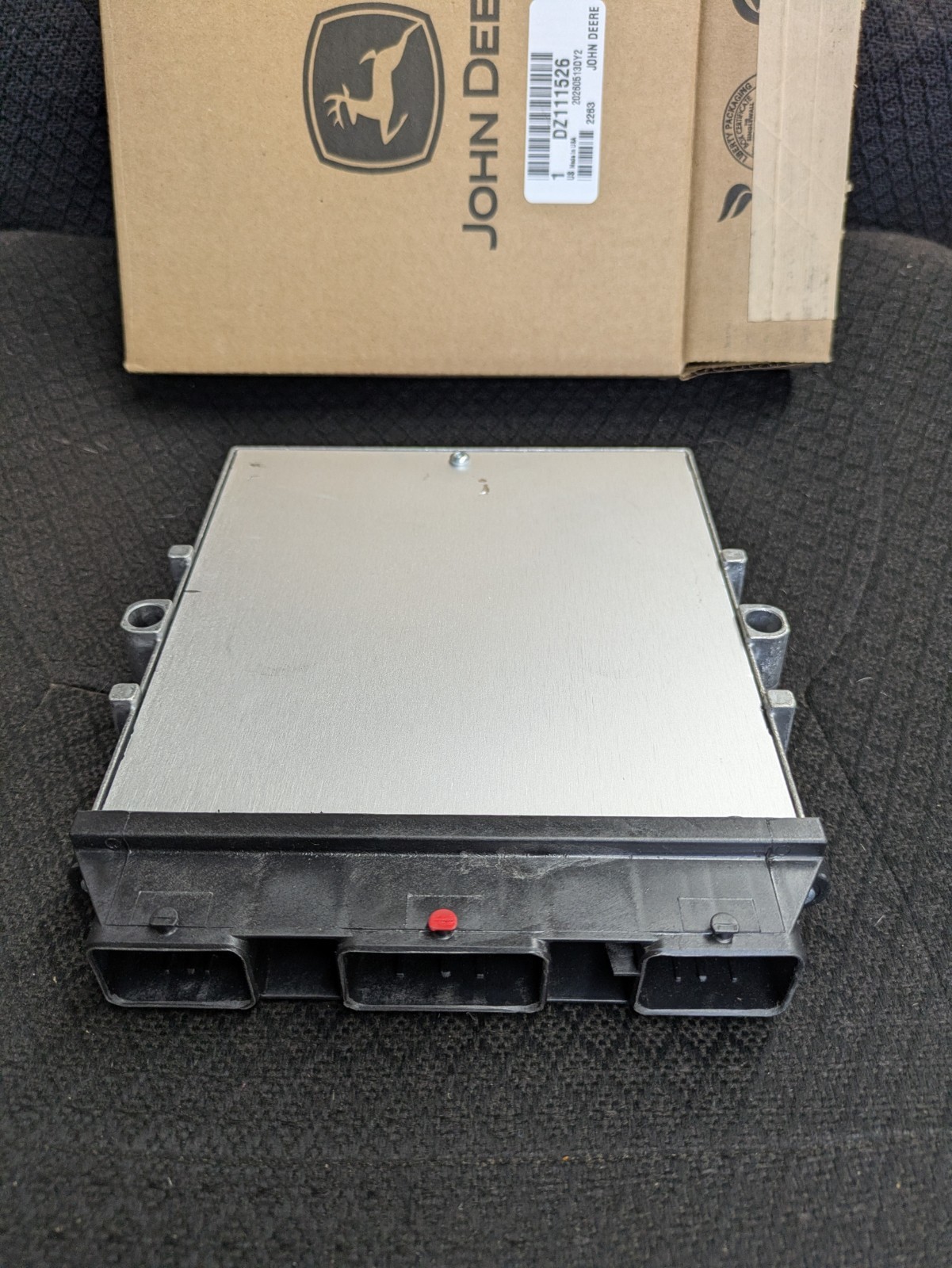 JOHN DEERE ENGINE CONTROLLER UNIT ECM, ECU, RE526588, SE502803, DZ111526 ((NEW))