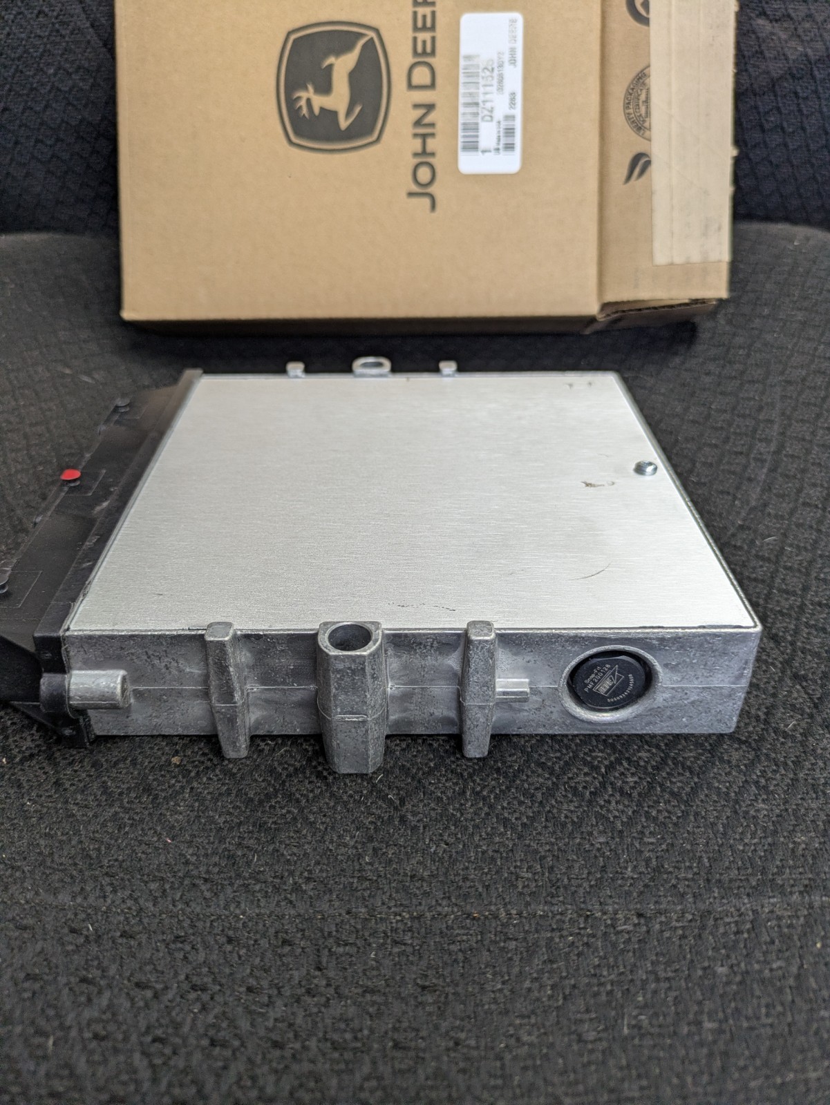 JOHN DEERE ENGINE CONTROLLER UNIT ECM, ECU, RE526588, SE502803, DZ111526 ((NEW))